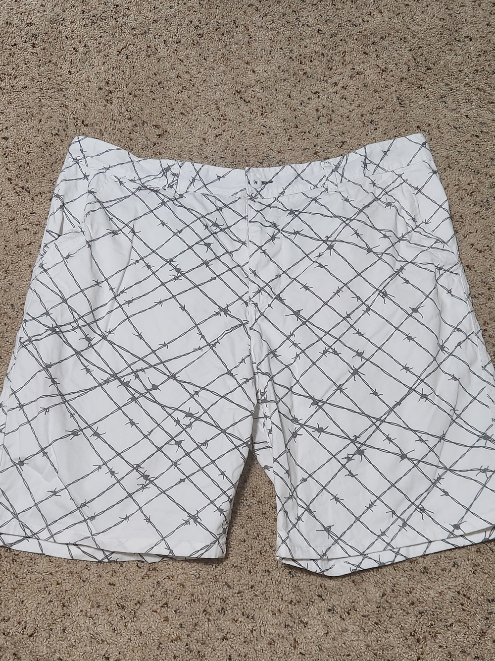 OP Ocean Pacific Men's White Barbed Wire Print Flat Front Shorts Size 42 EUC